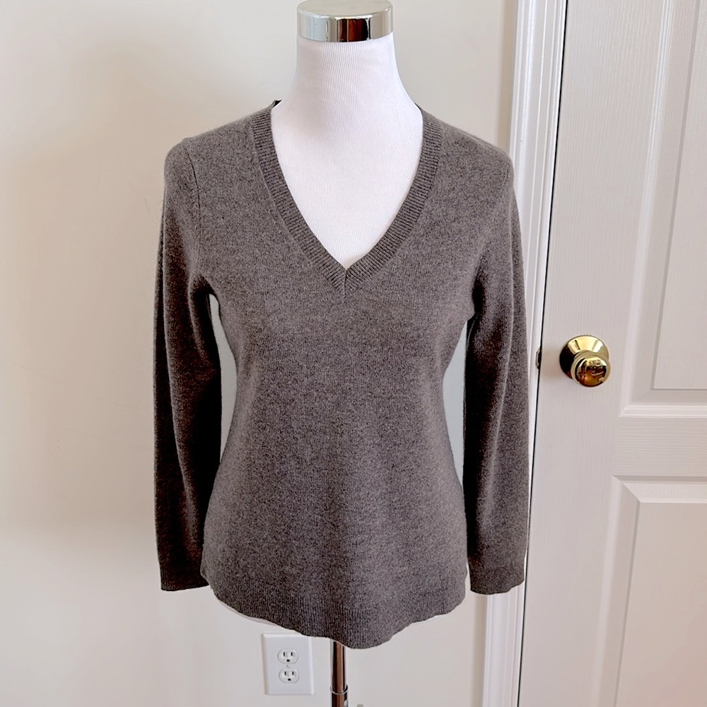 Charter Club 100% Cashmere V neck Sweater. Size S